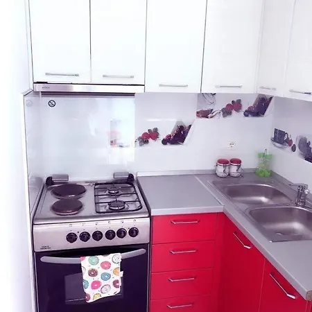 Red Sunset Apartment *